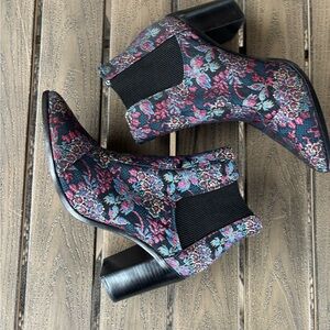 Schutz "Happiness" Jacquard Heels - Size
8.5B